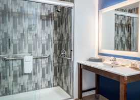 LA QUINTA INN AND SUITES BY WYNDHAM LONG ISLAND CITY 5