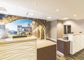 La Quinta Inn & Suites by Wyndham San Antonio Downtown 4