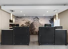 La Quinta Inn & Suites by Wyndham Fayetteville 2