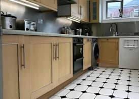 Spacious Apartment in Thornton Road L 4