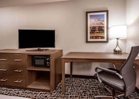 La Quinta Inn & Suites by Wyndham Fairborn Wright-Patterson 5