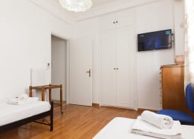 Koukaki Vintage Look 2BR Apt w Balcony 3