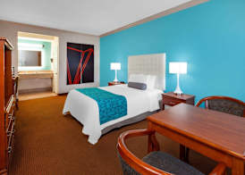 Howard Johnson Hotel & Suites by Wyndham Pico Rivera 5