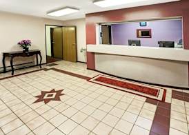 Super 8 by Wyndham Heath/Newark 2