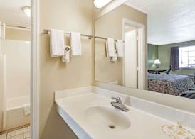 Days Inn by Wyndham Lenoir City 5