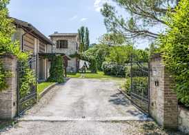 Marche Villa Close Culture 2