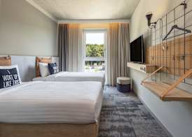 Moxy Simmern 3