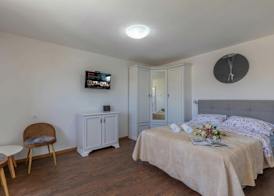 1BR Seafront Apartment Sanja Karlobag 2