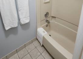 WestSpring Inn - Westlake Cleveland 3