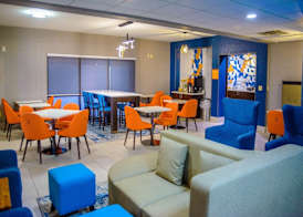 La Quinta Inn & Suites by Wyndham Fayetteville I-95 5