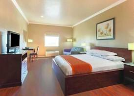 Super 8 by Wyndham Groesbeck 4