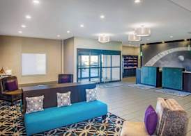 La Quinta Inn & Suits by Wyndham Pontoon Beach IL 2