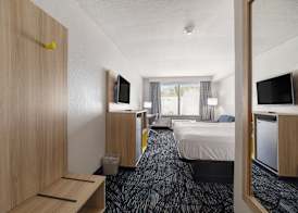 Days Inn & Suites by Wyndham Norton Shores Muskegon 3