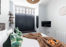 Elliot Oliver - Stylish 2 Bedroom Town Centre Apartment 3