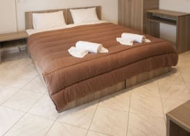 PINEAPPLE Skiathos 5
