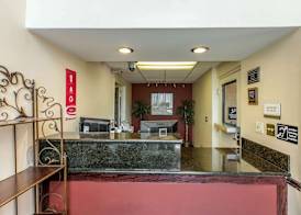 Econo Lodge Inn & Suites Riverside - Corona 2