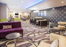 La Quinta Inn and Suites by Wyndham Elkhart 2