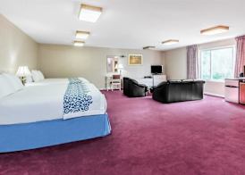 Days Inn by Wyndham Hicksville Long Island 2