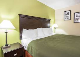 Econo Lodge Biltmore 4