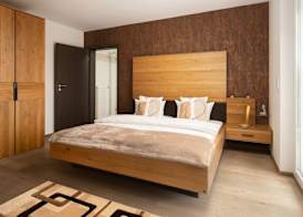 Hotel Vier Jahreszeiten an der Therme & Kliniken Bad Krozingen Nähe Freiburg & Schwarzwald Ideal für Wellness Kur & Business Ausflüge 24h Check In- WLAN & Parken gratis 2