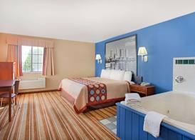 Super 8 by Wyndham Defiance 5