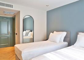 İn The Middle Hotel 5