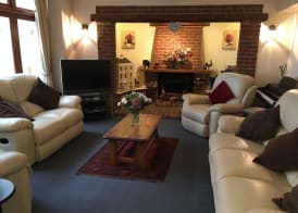 Trumbles Gatwick B&B, Peaceful Stay with Parking & Easy Airport Access 2
