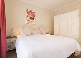 'Die Braaihuis'- sleeps 6, Large Veranda, Sea Views, Central and Fabulous! 4