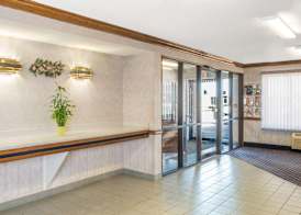 Days Inn by Wyndham Pontoon Beach 2