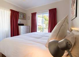 'Die Braaihuis'- sleeps 6, Large Veranda, Sea Views, Central and Fabulous! 5