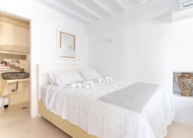 aniko suites Chora 4