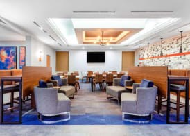 La Quinta Inn & Suites by Wyndham St. Petersburg Northeast 4