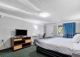 Super 8 by Wyndham Lantana West Palm Beach 5