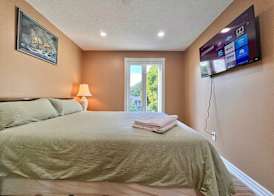 Cozy Home Near Transit & Hillcrest Mall with Free Parking 4