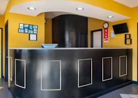 Econo Lodge Inn & Suites 2