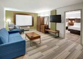 Holiday Inn Express & Suites WOODBRIDGE by IHG 4