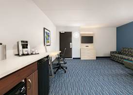 Holiday Inn Express & Suites NORFOLK AIRPORT by IHG 3