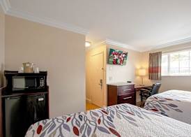 Red Roof Inn & Suites Monterey 5