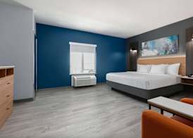 La Quinta Inn & Suites by Wyndham Ft Worth-Burleson 5