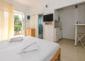 Seagull Pool Apartments & Studios 5