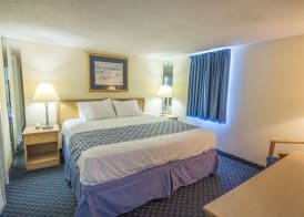 Oceanfront Suite -Steps to SkyWheel! Yachtsman 402 3