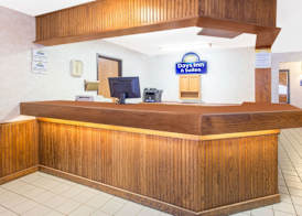 Days Inn & Suites by Wyndham Davenport East 2