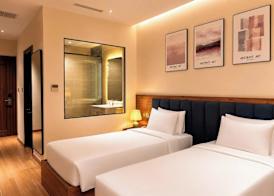 Happy Life Grand Hotel & Rooftop Skybar 5
