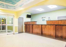 Days Inn & Suites by Wyndham Swainsboro 2