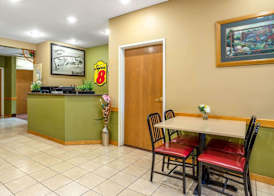 Super 8 by Wyndham Goshen 2