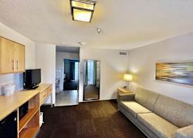 Red Roof PLUS+ & Suites Tampa - Busch Gardens 4
