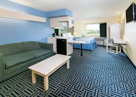 Days Inn & Suites by Wyndham Pryor 4