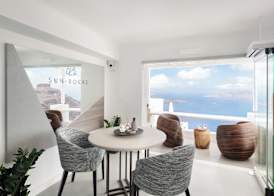 Sun Rocks Boutique Hotel - Caldera View Suites & Sunset Dining Experience 3