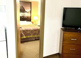 Super 8 by Wyndham Hinton-Free Breakfast,Wifi,Parking 4