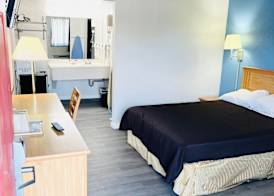Super 8 by Wyndham Fort Scott 3